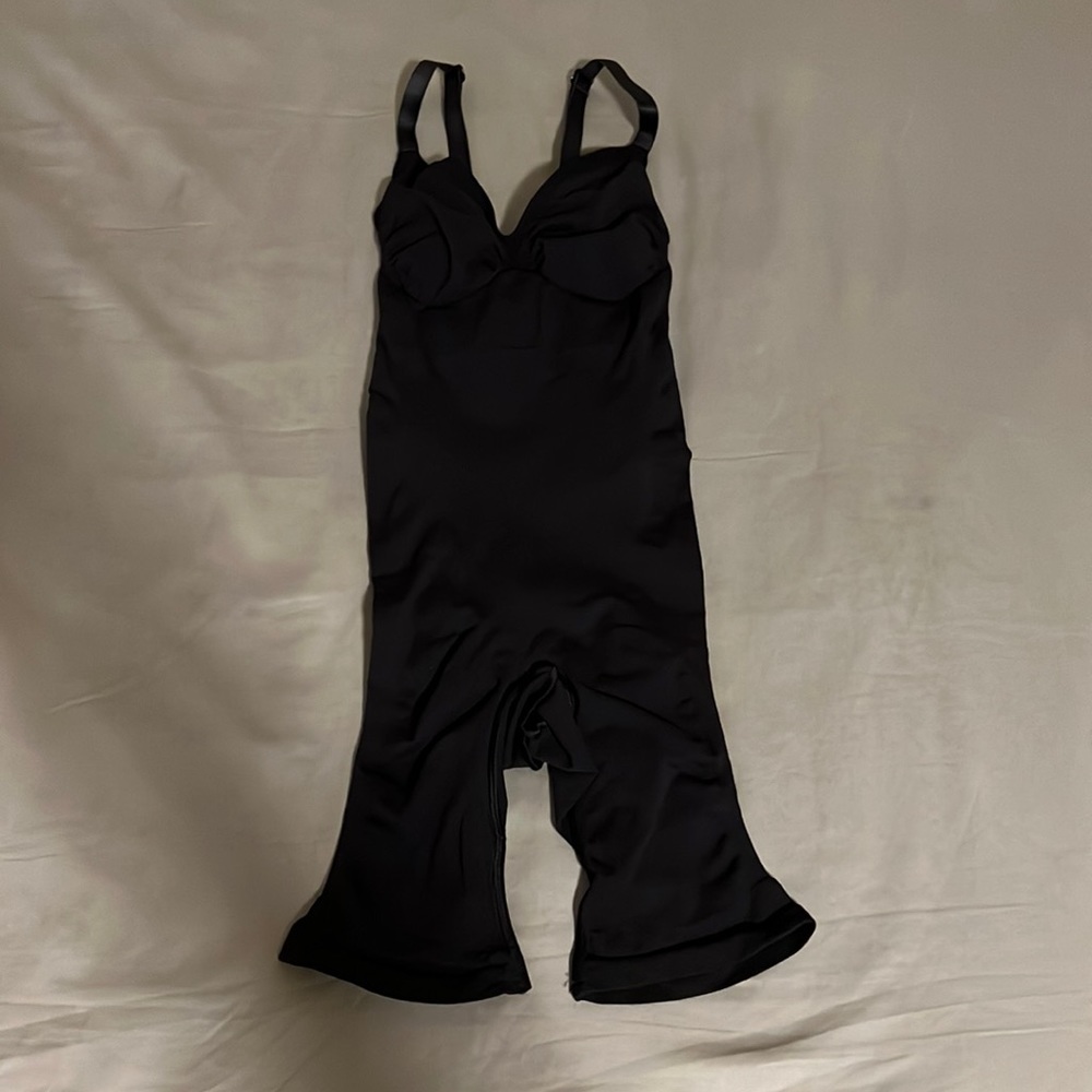 SKIMS SCULPTING BODYSUIT MID THIGH W. OPEN GUSSET
